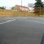 Campo da basket all'aperto con recinzione e canestro nel complesso sportivo Santiago Bernabeu.