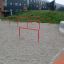 Barre rosse dell'attrezzatura del parco giochi su una superficie sabbiosa â€“ Double Somersault.