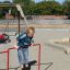 Un bambino che gioca sull'attrezzatura del parco giochi Double Somersault.