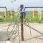 Bambini che giocano su Kilimanjaro steel structure nel parco giochi.