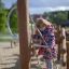 Vesuvius steel structure attrezzatura da parco giochi con un bambino che sale su una scala di corda