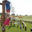Bambini che si arrampicano su un Vesuvius steel structure parco giochi.