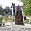 Bambini che si arrampicano su Medusa steel structure in un parco giochi.