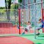 Bambini che si divertono con Youth Double Swing in un parco giochi.