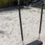 Youth Double Swing nero su un parco giochi sabbioso