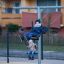 Youth Double Swing con due bambini che giocano all'aperto sulle attrezzature del parco giochi