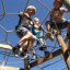 Bambini che giocano su Sherwood wooden playhouse con struttura da arrampicata.