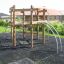 Sherwood wooden playhouse con strutture da arrampicata in un parco giochi in giardino.