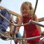 Bambini che giocano sulla struttura in corda Sherwood wooden playhouse.