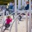 Bambini che giocano su un Sherwood wooden playhouse in un parco.