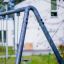 Silver Single Swing installato in un cortile residenziale.