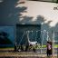 Bambini che giocano su Silver Double Swing in un parco giochi.
