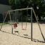 Silver Double Swing in un parco giochi con un bambino su un'altalena a sedile e un'altalena normale