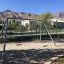 Silver Double Swing allestito in un parco giochi con sfondo montano