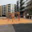 Casetta in legno in un moderno parco giochi urbano.