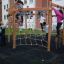Bambini che giocano su Yellowstone wooden playhouse nel parco giochi.
