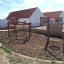 Yellowstone wooden playhouse in un parco giochi con altalene e strutture per arrampicata