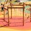 Yellowstone wooden playhouse con rete da arrampicata nel parco giochi