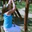 Ragazza che scala una corda in Yellowstone wooden playhouse.