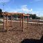 Struttura di casetta in legno con reti da arrampicata in un parco giochi – Yellowstone wooden playhouse