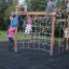 Bambini che giocano su Yellowstone wooden playhouse.