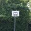 Basketcanestro da basket del set di prodotti 'Basket' installato in un rigoglioso parco verde.