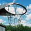 Canestro da basket metallico all'aperto contro un cielo blu.