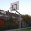 Canestro da basket all'aperto su un palo metallico in una zona residenziale