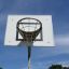 Basket canestro da basket all'aperto con rete in una giornata di sole