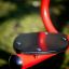 Primo piano del sedile rosso Seesaw su un parco giochi erboso.