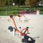 Seesaw su un parco giochi sabbioso.