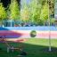Attrezzatura da gioco Seesaw in un moderno parco con sfondo colorato.