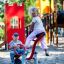 Bambini che giocano su un Seesaw in un parco giochi colorato.