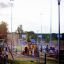 Bambini che giocano su Seesaw in un parco giochi.