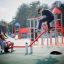 Bambini che giocano sul Seesaw in un parco giochi colorato.