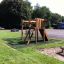 Serengeti wooden playhouse in un ambiente di parco giochi all'aperto.