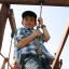 Bambini che giocano su Serengeti wooden playhouse.