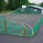 Parco giochi multisport con recinzioni verdi e canestro da basket di Shea.