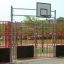 Canestro da basket con recinzione del parco giochi rossa e nera di Shea.