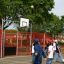 Bambini che giocano a basket nel parco giochi Shea.