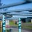 Attrezzatura da gioco all'aperto, Dolphin steel structure, primo piano delle barre orizzontali azzurre.