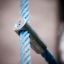 Dolphin steel structure con cavo in corda blu e fissaggio metallico