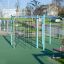 Attrezzatura da parco giochi Dolphin steel structure in un parco.