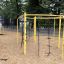 Attrezzatura da parco giochi gialla Dolphin steel structure in un contesto di parco