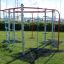 Attrezzatura da parco giochi all'aperto 'Dolphin steel structure' con corde e barre da arrampicata accanto alla marina.