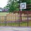 Parco giochi Parc de Prince rosso e grigio con canestro da basket.