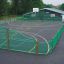 Campo sportivo all'aperto 'San Siro' con recinzione e canestro da basket.