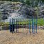 Attrezzature da parco giochi all'aperto Orca steel structure in un suggestivo contesto di parco.