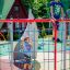 Bambini che giocano su una struttura per arrampicarsi Orca steel structure in un parco giochi.
