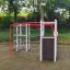 Corde e parete per arrampicarsi Orca steel structure in un parco giochi con alberi sullo sfondo